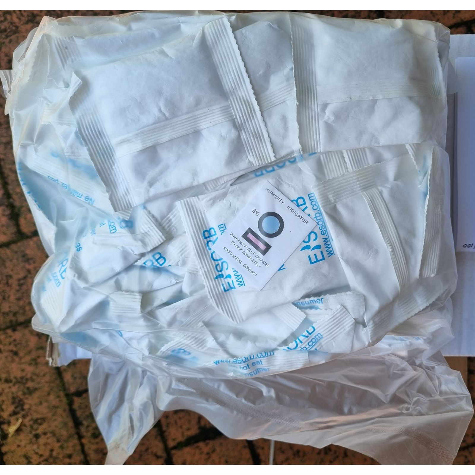 The 1 Unit MT is a desiccant using non-corrosive Montmorillonite Clay to adsorb moisture.